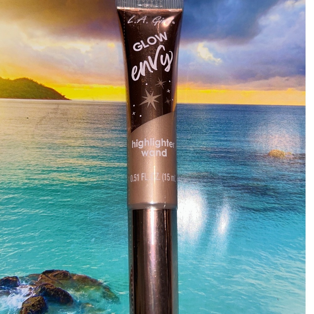 L.A. Girl Glow Envy Highlighter Wand Liquid Shimmer Makeup 0.51 fl oz Champagne